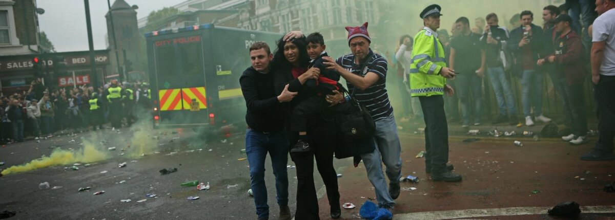 Атака на автобус «Манчестер Юнайтед». Болельщики «Вест Хэма» сходят с ума