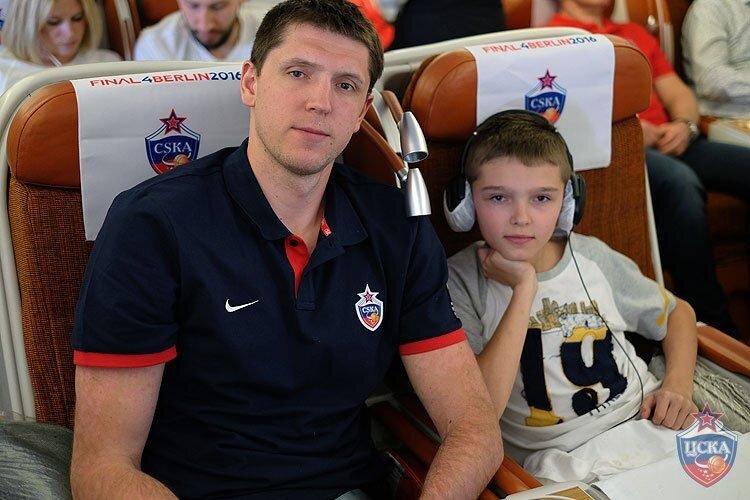 Вместе с ЦСКА на «Финал четырех» прилетели молодежная команда и семьи игроков