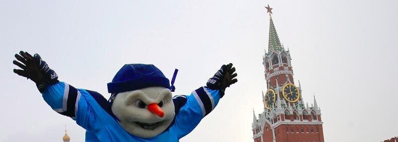 Снеговик, олени и лошади – на Красной площади. Что вытворяют маскоты клубов КХЛ