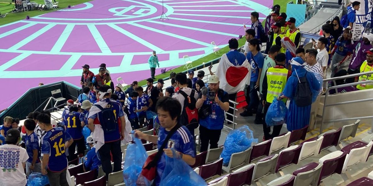 Японские болельщики убрали мусор с трибун стадиона в Катаре после матча с немцами на ЧМ-2022