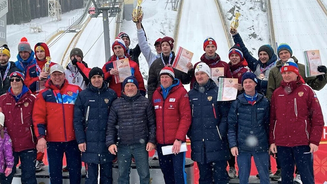 Сборная Сахалинской области победила в командных соревнованиях на ЧР по прыжкам на лыжах с трамплина