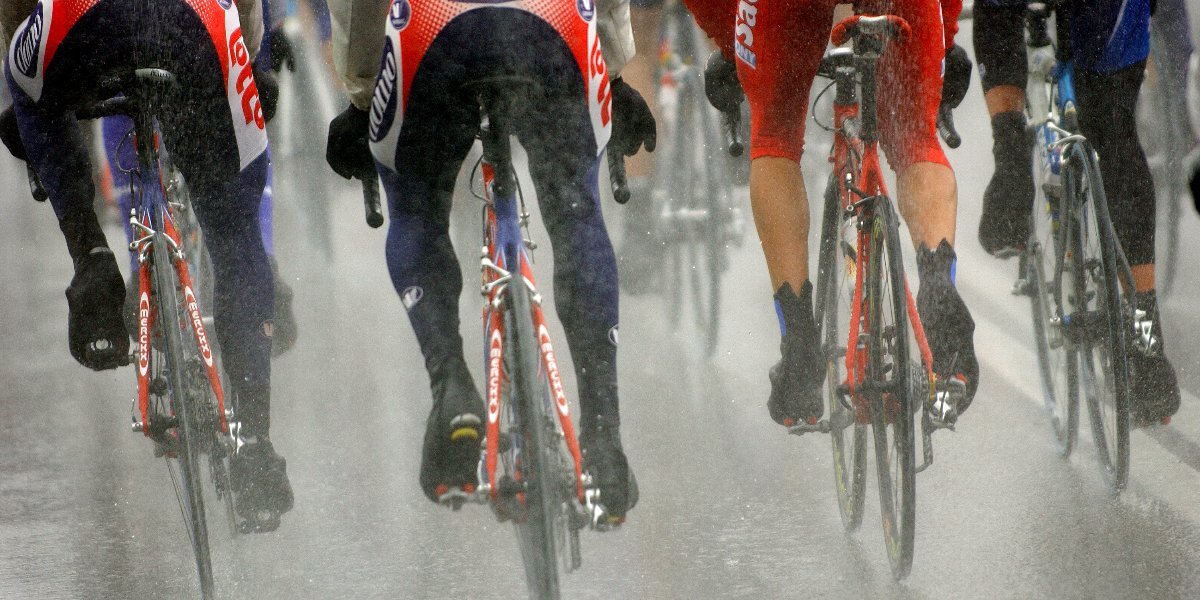 Семерых велогонщиков одной команды дисквалифицировали за допинг
