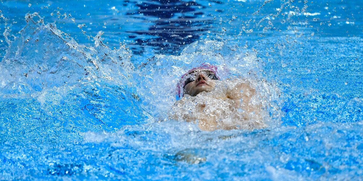Климент Колесников одержал победу на дистанции 100 метров на спине на ЧР по плаванию в Казани