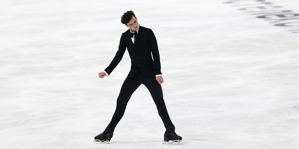 Люди катаются на коньках. Правила безопасного поведения на льду. Аттракцион клоун. Когда он катался по. Когда он катался по.