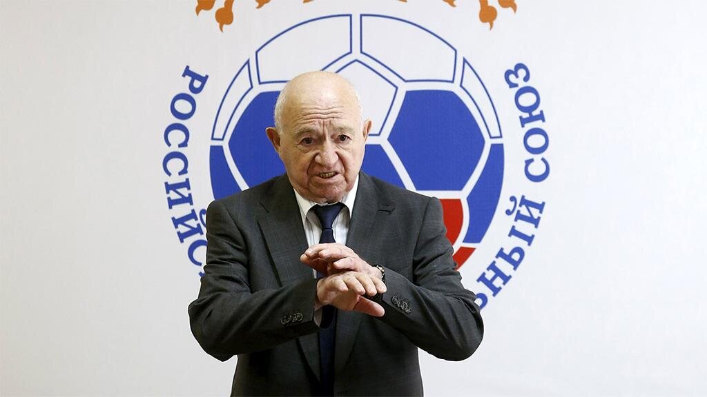 Сборная России поздравила Симоняна с 94-летием, подарив именную футболку