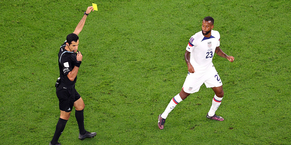США — Уэльс — 1:1: полузащитник американцев Акоста получил желтую карточку на 90+10 минуте за фол в центре поля
