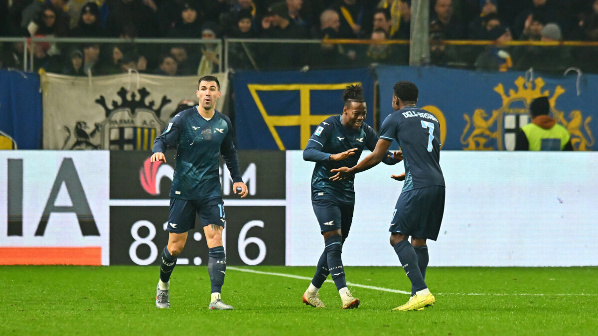 «Лацио» обыграл «Парму» в матче Серии А, забив победный гол вдевятером