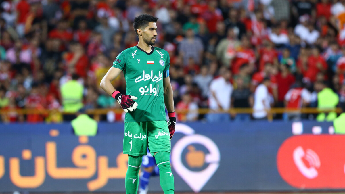 Вратарь сборной Ирана получил дисквалификацию за объятие болельщицы во время матча