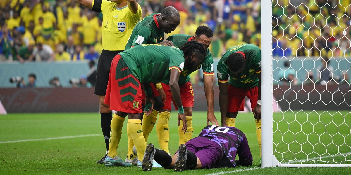 Камерун — Бразилия — 0:0: вратарь камерунцев Эпасси получил травму, ударившись головой о штангу. Видео