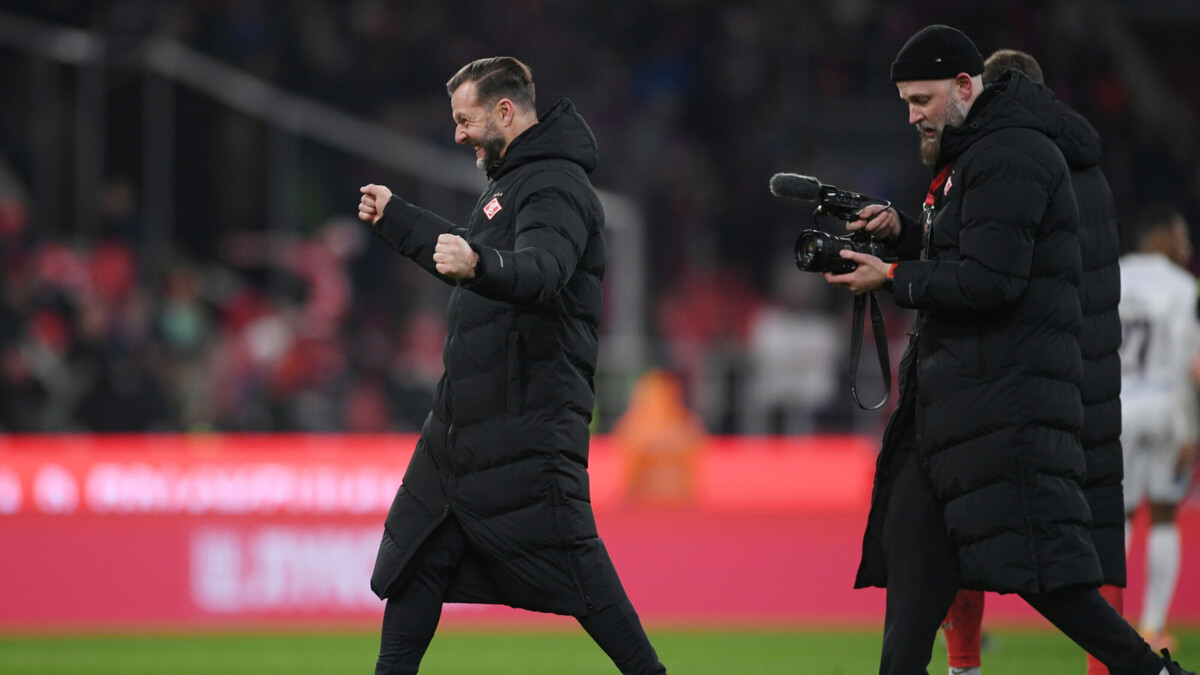 Олег Кононов и Вадим Романов на фоне стадиона «Открытие Арена»