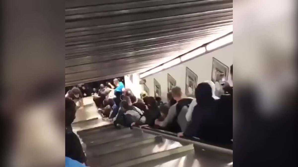 СМИ: Болельщики ЦСКА могли стать причиной поломки эскалатора в римском метро