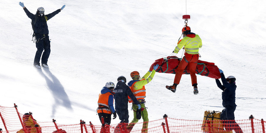 Двух горнолыжниц увезли на вертолете после страшных падений на этапе Кубке мира