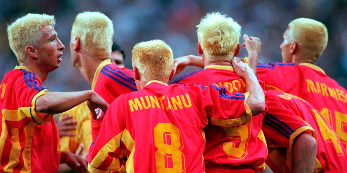 Чичарито выкрасил волосы перед матчем с Бразилией. 20 лет назад такой трюк проделали румыны, и зря
