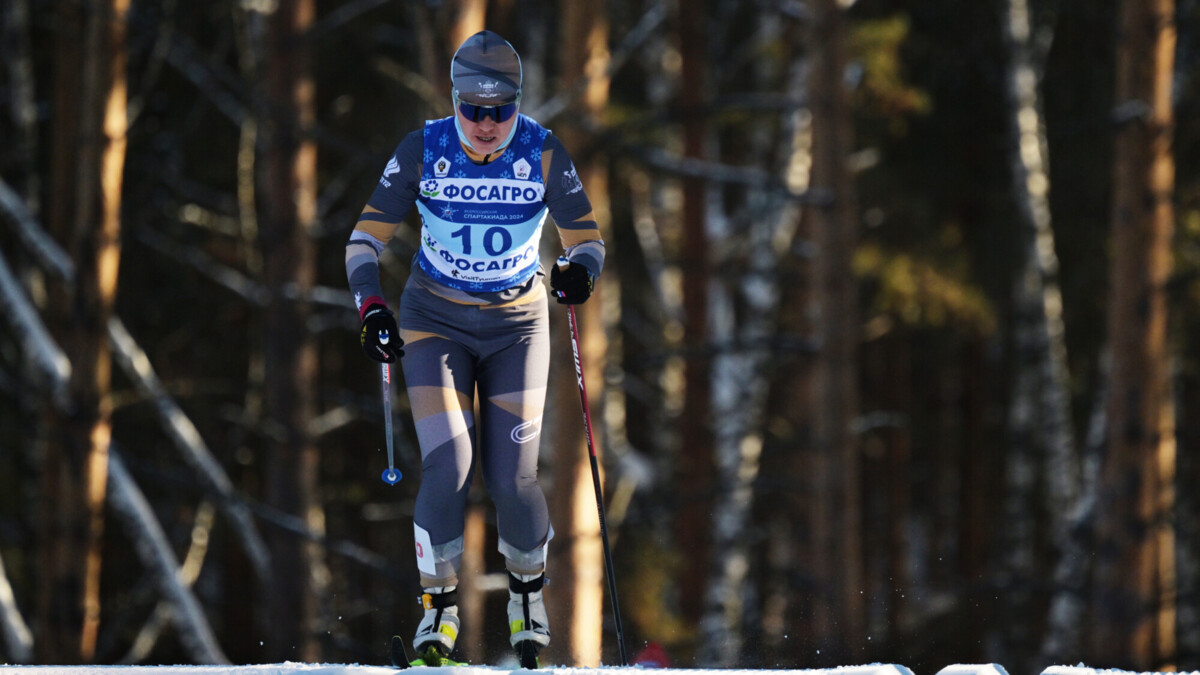 Лыжницу Жамбалову увели врачи сразу после окончания масс‑старта на 50 км на Спартакиаде
