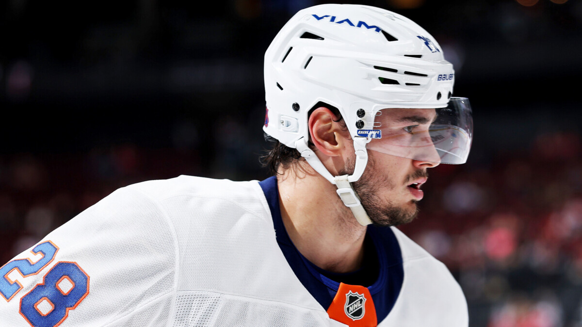 Защитник «Айлендерс» Романов пропустит минимум пять месяцев из‑за травмы