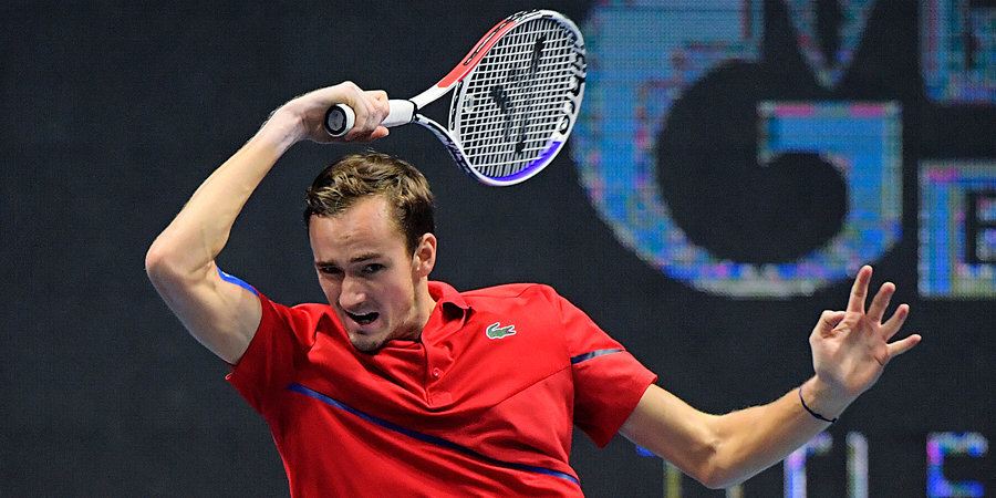 Поражение Медведева на Итоговом турнире ATP, заявление Гончаренко после матча с «Сочи», успех хоккейной молодежки и другие ночные новости