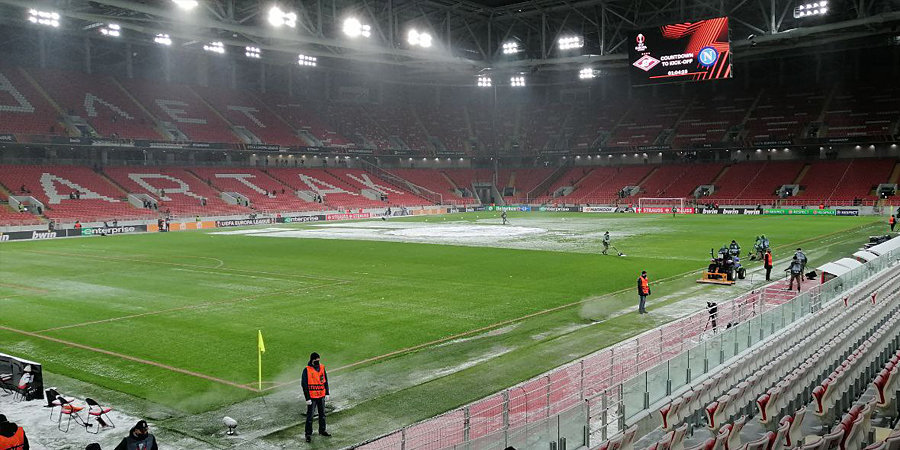 Стадион «Спартака» перед матчем с «Наполи» завалило снегом (фото)