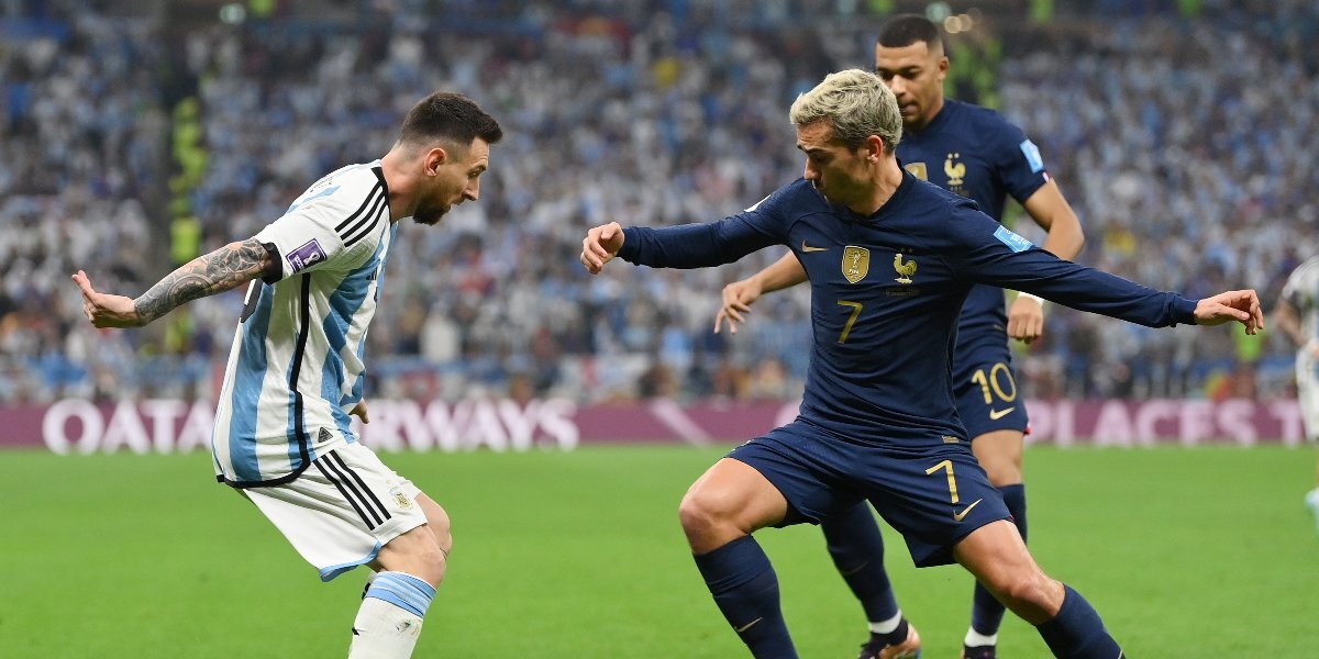 Аргентина обыгрывает Францию после первого тайма финала ЧМ-2022, забили Месси и Ди Мария