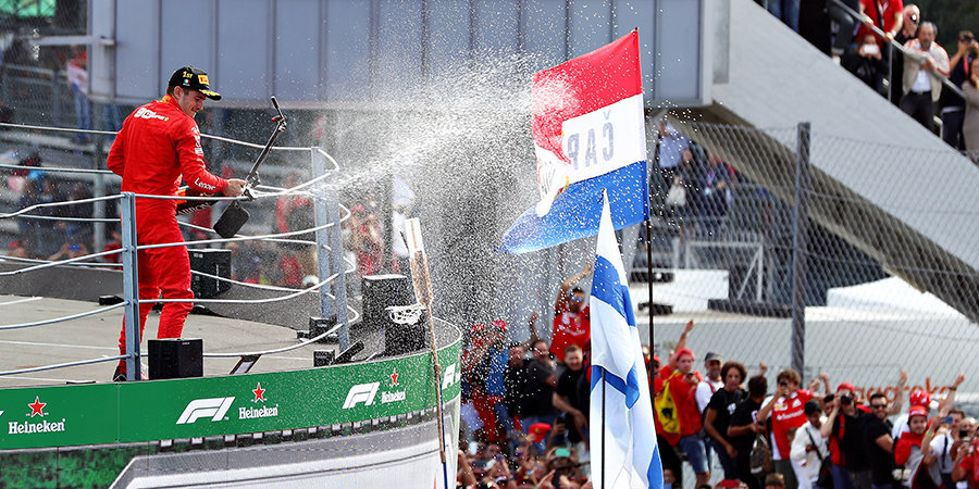 Организаторы Гран-при Италии заполнили главную трибуну автодрома фотографиями болельщиков (фото)