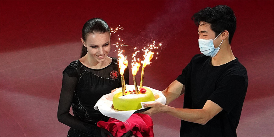 Чен поздравил Щербакову с днем рождения и вынес на лед торт во время показательных выступлений