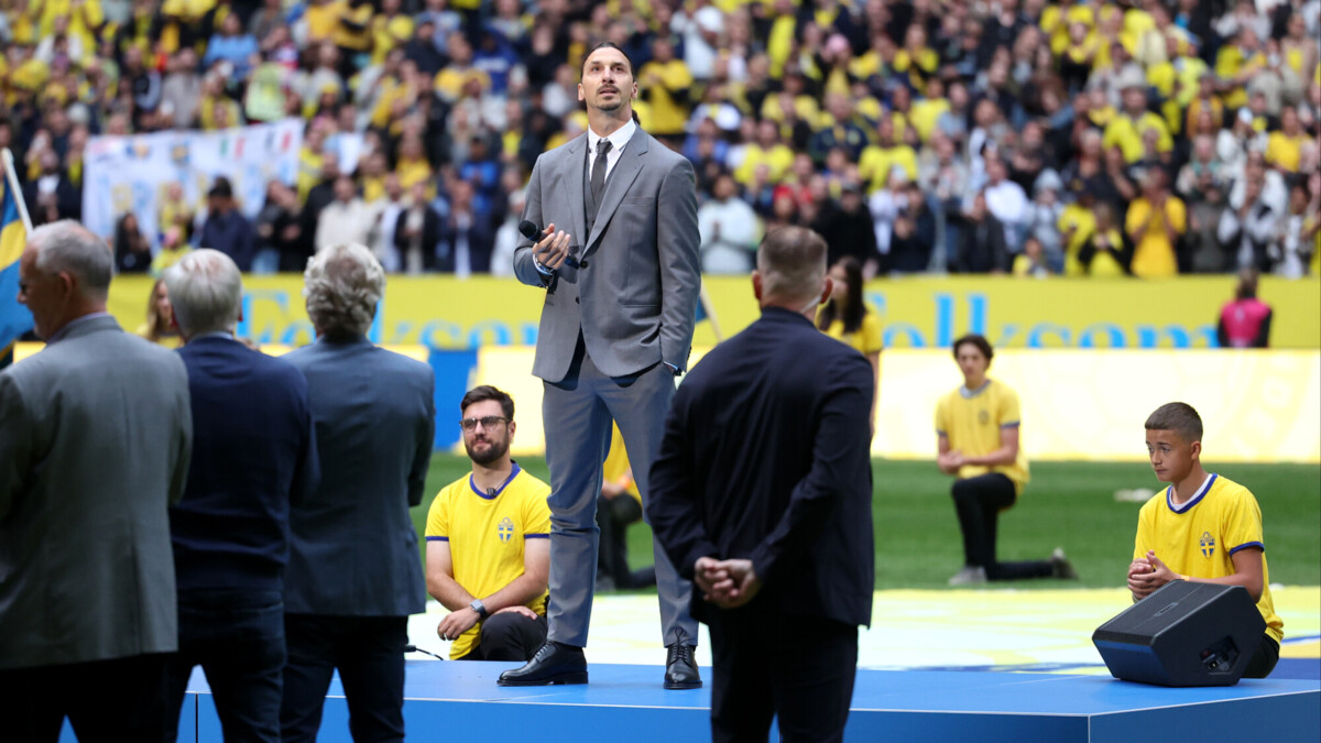 Футболисты сборной Швеции организовали коридор почета для завершившего карьеру Ибрагимовича после поражения от сербов