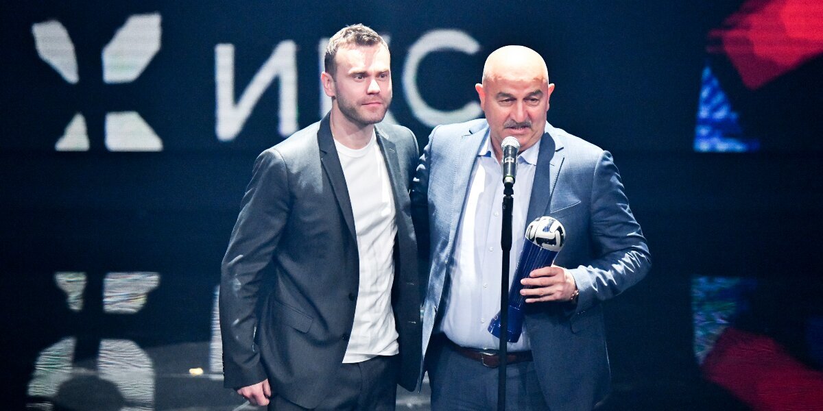 Игорь Акинфеев признан лучшим голкипером сезона в РПЛ, награду вручил Черчесов