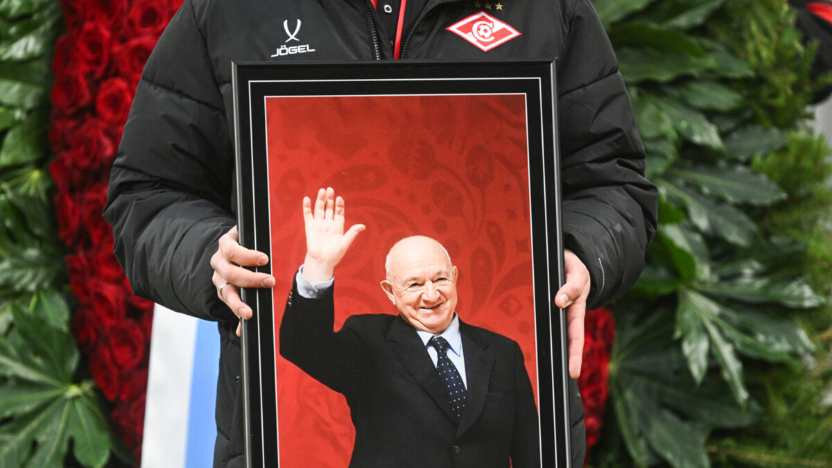 Футбольный «Спартак» в полном составе почтил память Симоняна