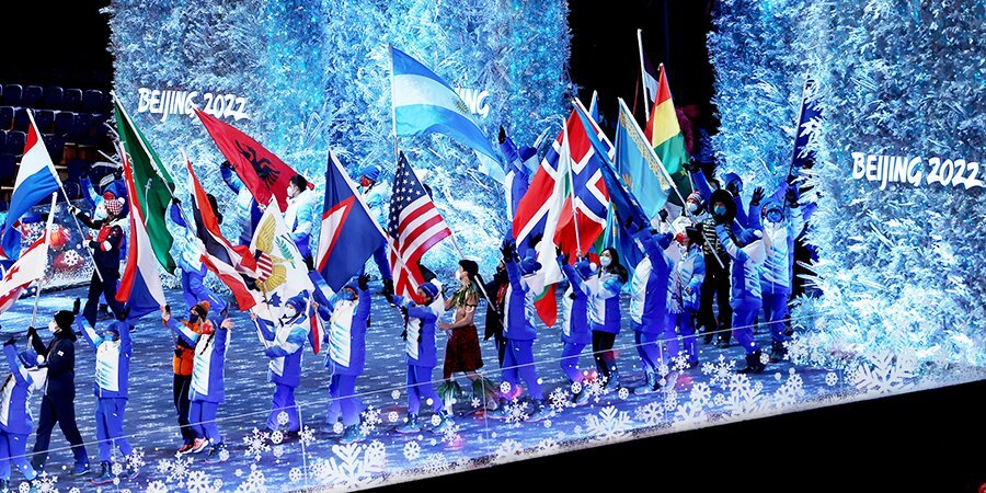 Большунов вынес флаг ОКР на церемонии закрытия Игр в Пекине, проходит парад спортсменов