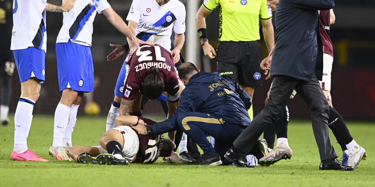 Футболист «Торино» Влашич потерял сознание после матча Серии А. Видео