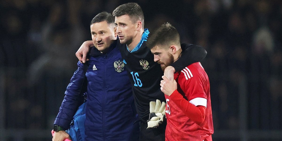 Вратарь сборной России Песьяков получил травму в матче с командой Таджикистана, проведя на поле менее 10 минут. Видео