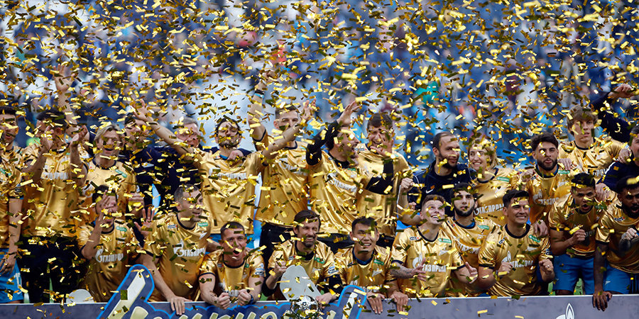 Футболисты «Зенита» переоделись в золотые футболки и развернули баннер в благодарность болельщикам