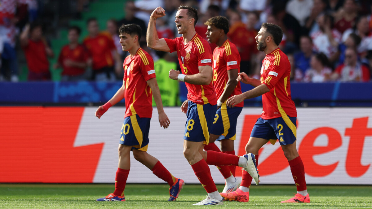 Сборная Испании громит команду Хорватии после первого тайма матча ЕВРО‑2024