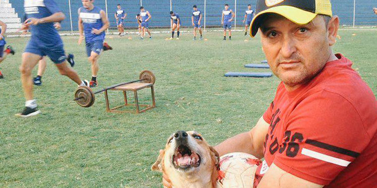 Человек собаке друг. Парагвайский тренер взял себе необычного помощника