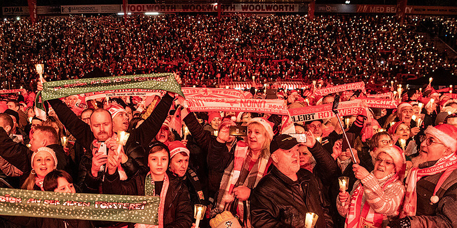 В Берлине 28 тысяч фанатов собрались на стадионе, чтобы спеть песни при свечах. Этой рождественской традиции уже 17 лет