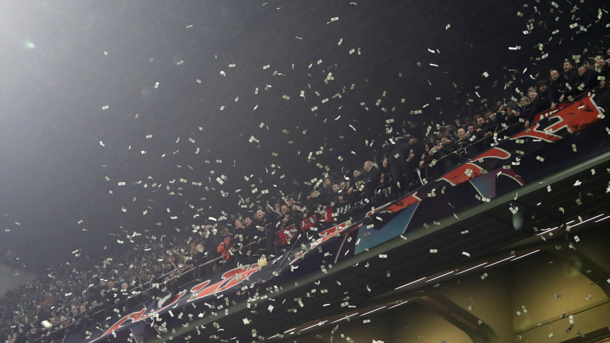 Фанаты «Милана» забросали вратаря «ПСЖ» Доннарумму купюрами с его изображением