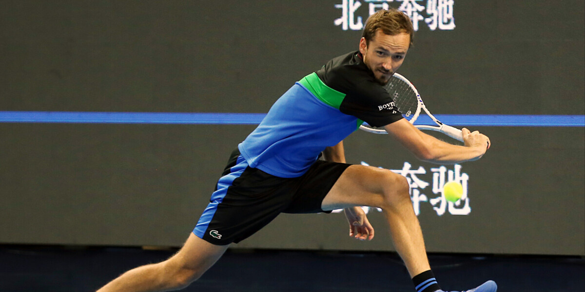 Медведев победил чилийца Гарина и вышел в третий круг «Мастерса» в Шанхае