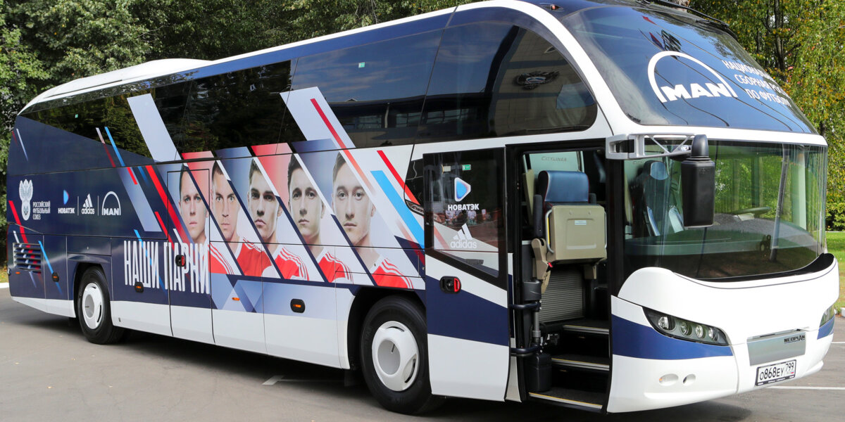 Автобус сборной России возглавит автопробег в поддержку команды