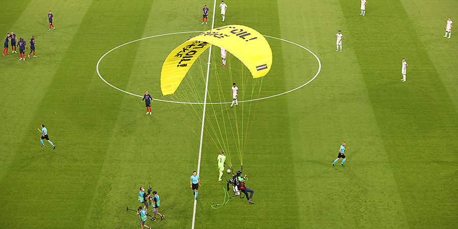Парапланерист приземлился на поле перед началом матча между Францией и Германией