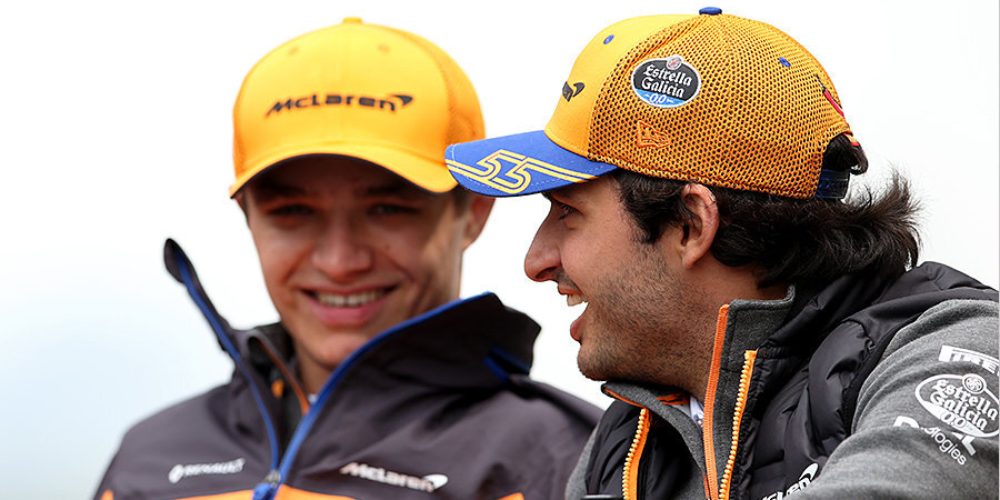Норрис и Сайнс выступят на Гран-при Айфеля в особенных шлемах. Дизайн создали сами гонщики (видео)