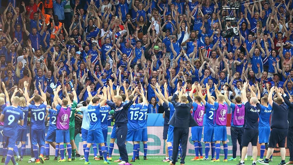 Исландские болельщики устроили свой знаменитый перформанс в Москве