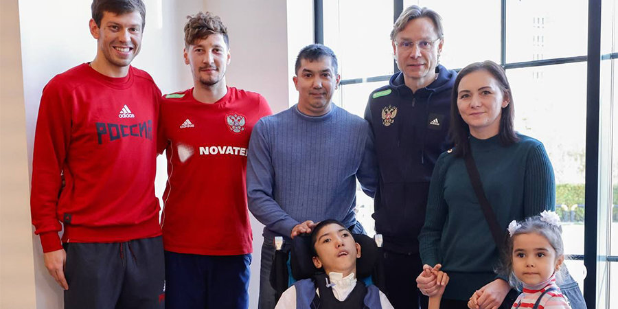 Футболисты сборной России сделали пожертвование мальчику, нуждающемуся в реабилитации