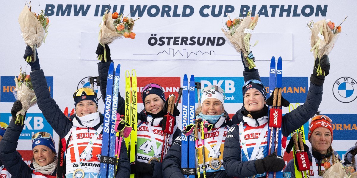 Норвежские биатлонистки завоевали золото в эстафете на этапе Кубка мира