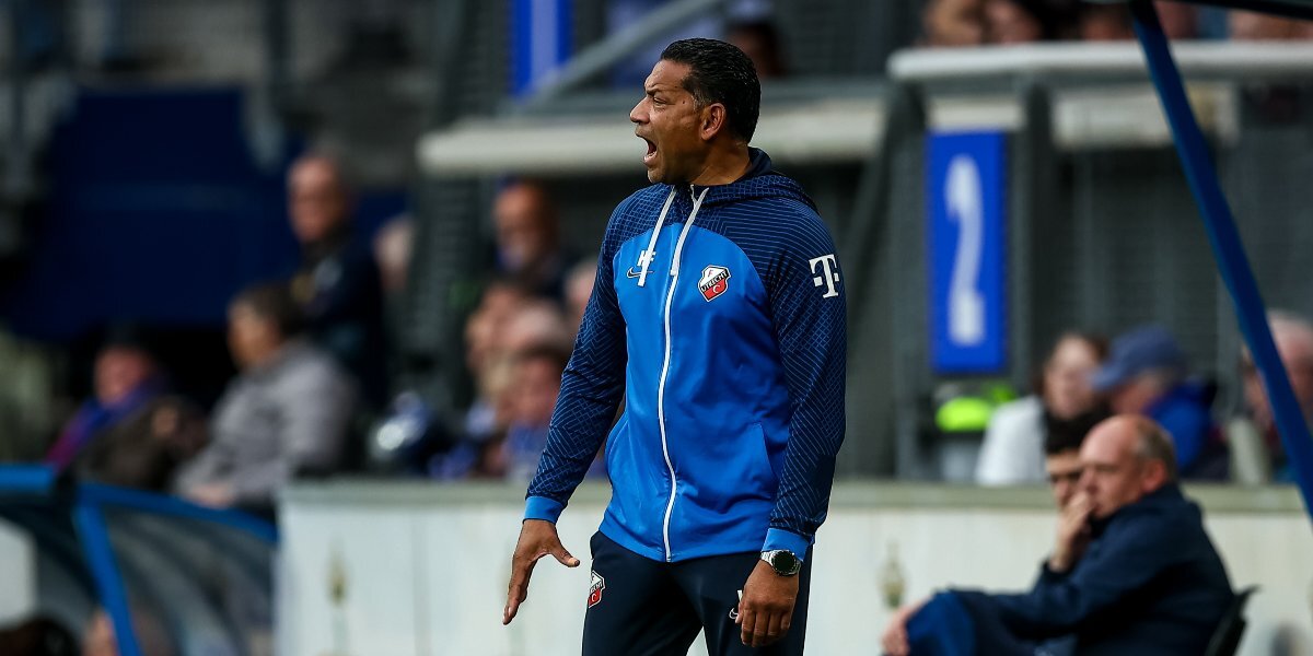 Тренер голландского клуба ушел в отставку после драки с футболистом команды