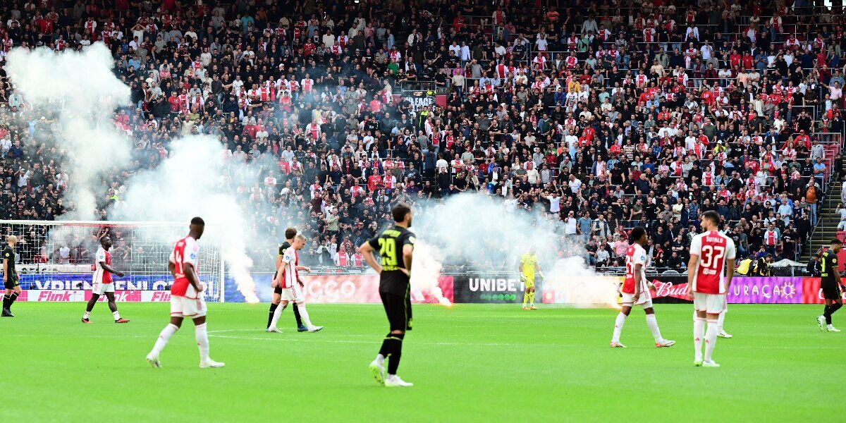 Мэр Амстердама призвала пожизненно запретить посещать стадионы фанатам, которые сорвали матч между «Аяксом» и «Фейеноордом»