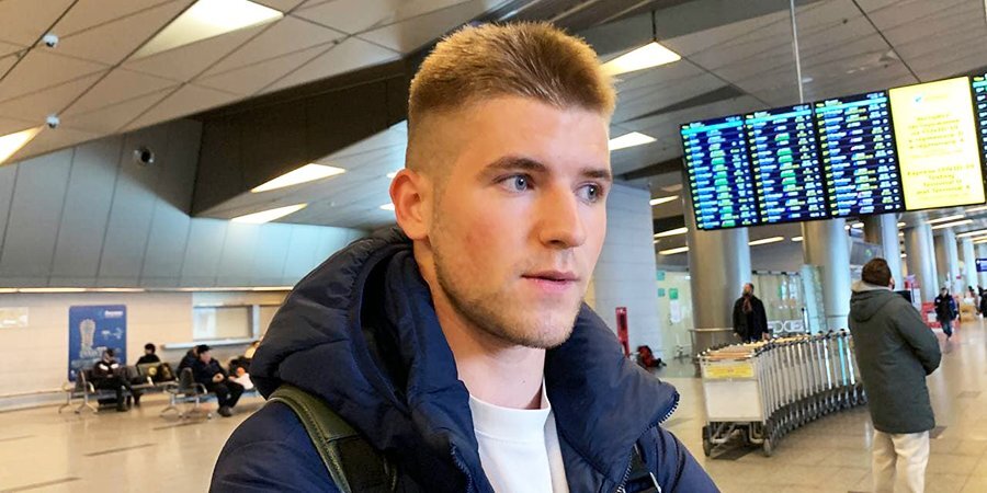 Покинувший Чехию из-за отказа в выдаче рабочей визы футболист Матвеев прилетел в Москву