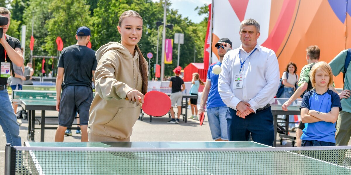 Щербакова сыграла в настольный теннис на Дне московского спорта в «Лужниках»