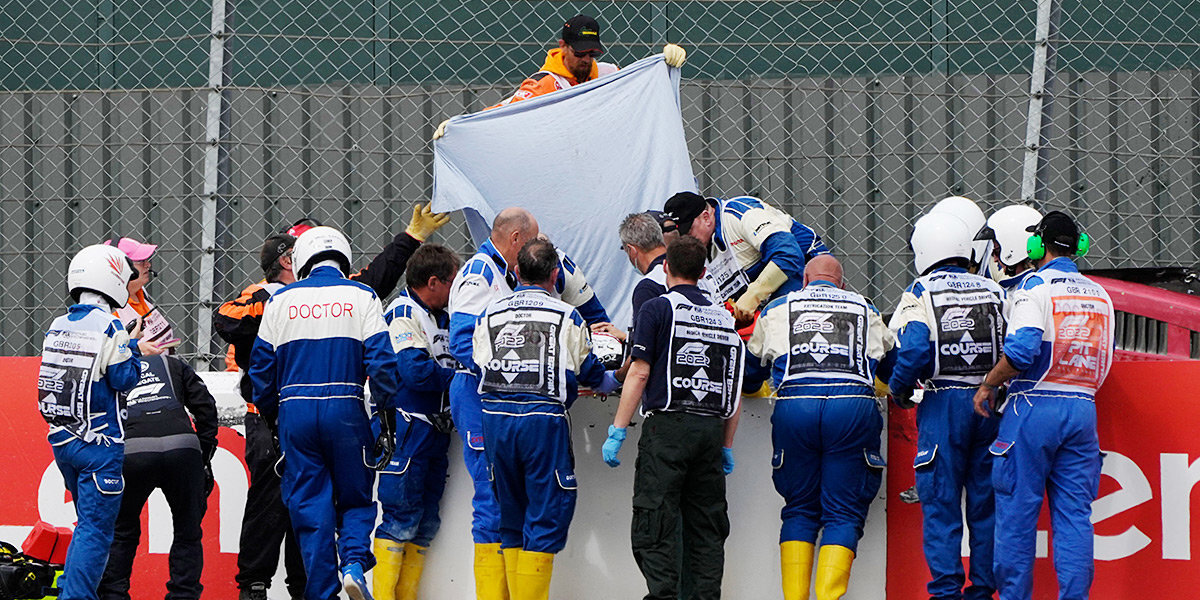 Пилоту «Альфа Ромео» Чжоу потребовалась помощь врачей после аварии во время Гран-при Великобритании