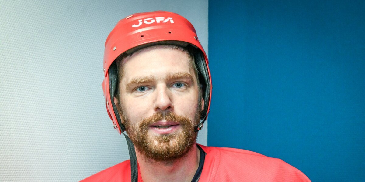 Евгений Кузнецов дебютировал в составе «Каролины» в матче НХЛ
