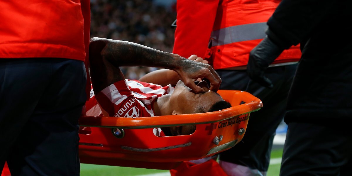Защитник «Атлетико» Мандава получил разрыв крестообразной связки колена в матче с «Реалом»