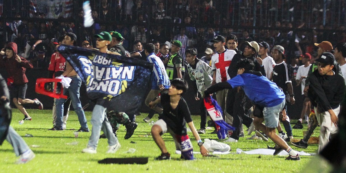 Президент футбольного клуба «Арема» взял на себя ответственность за трагедию на матче в Индонезии